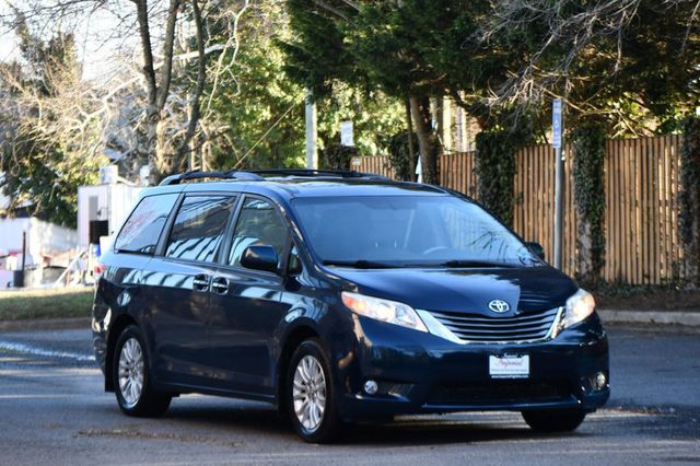 2011 Toyota Sienna XLE - 22983856 - 9