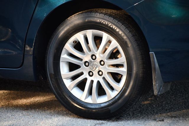 2011 Toyota Sienna XLE - 22983856 - 12