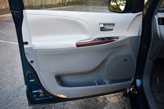 2011 Toyota Sienna XLE - 22983856 - 13