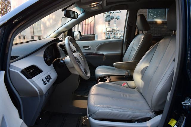 2011 Toyota Sienna XLE - 22983856 - 17