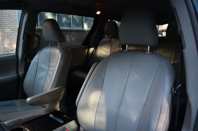 2011 Toyota Sienna XLE - 22983856 - 18