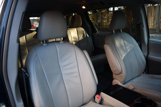 2011 Toyota Sienna XLE - 22983856 - 21