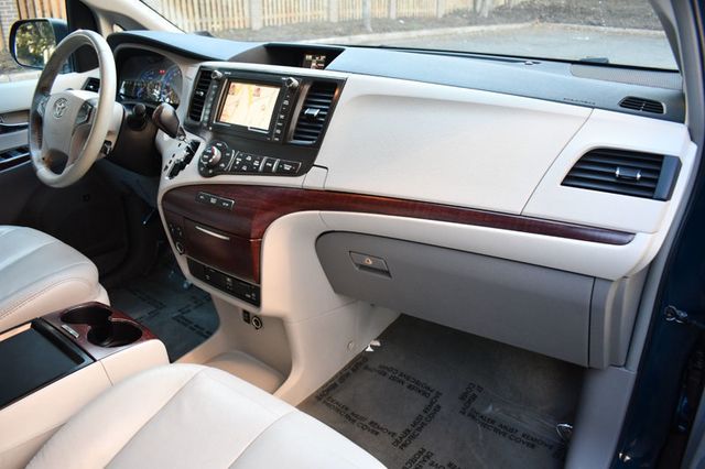 2011 Toyota Sienna XLE - 22983856 - 22