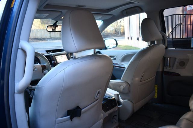 2011 Toyota Sienna XLE - 22983856 - 28