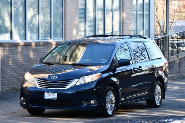 2011 Toyota Sienna XLE - 22983856 - 2