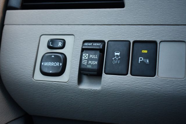 2011 Toyota Sienna XLE - 22983856 - 30