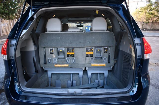 2011 Toyota Sienna XLE - 22983856 - 5