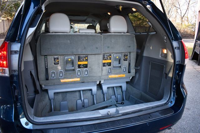 2011 Toyota Sienna XLE - 22983856 - 6