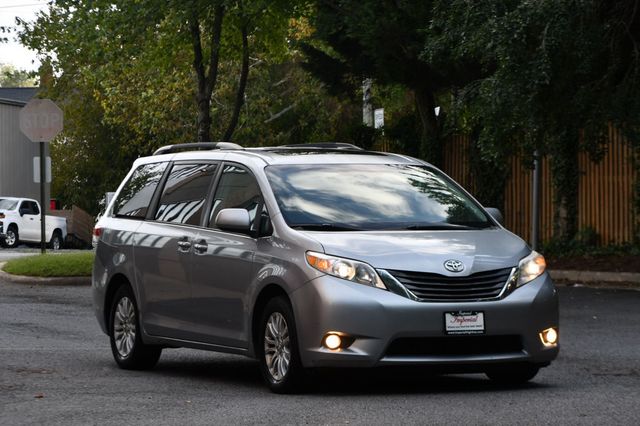 2011 Toyota Sienna XLE - 23078920 - 9