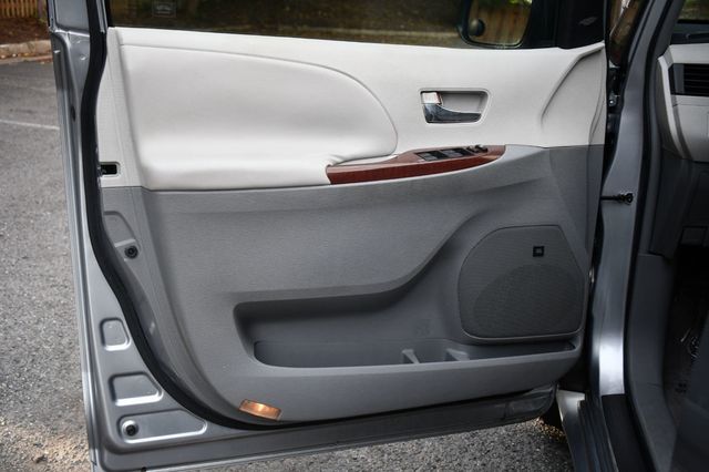 2011 Toyota Sienna XLE - 23078920 - 10
