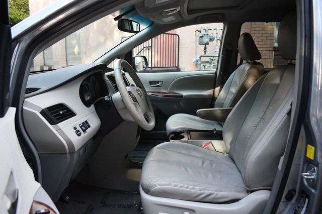 2011 Toyota Sienna XLE - 23078920 - 14