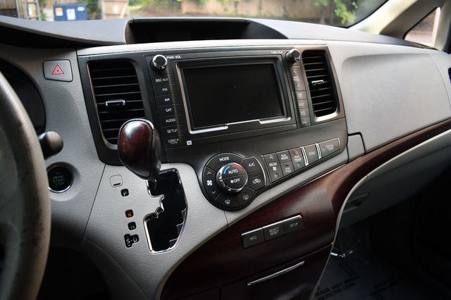 2011 Toyota Sienna XLE - 23078920 - 17