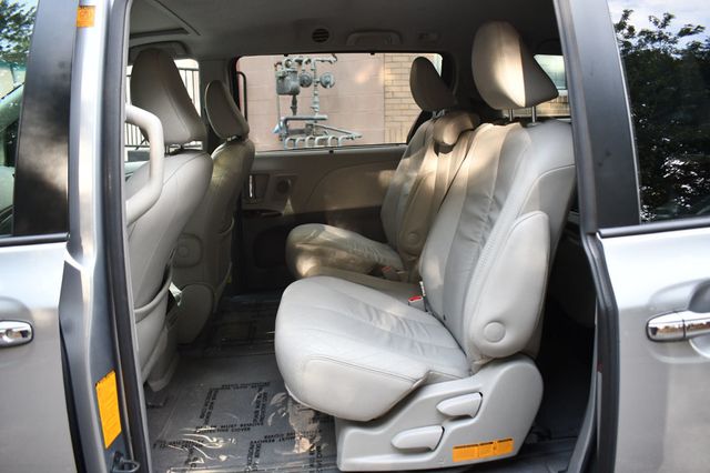 2011 Toyota Sienna XLE - 23078920 - 29
