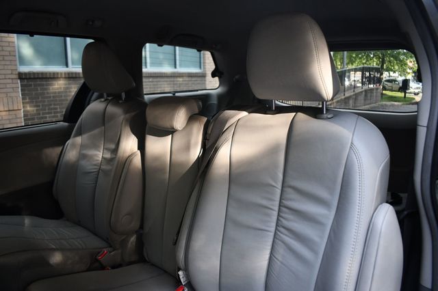 2011 Toyota Sienna XLE - 23078920 - 30