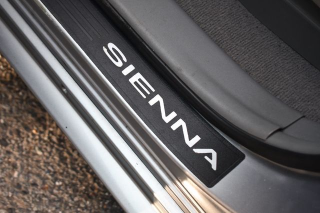 2011 Toyota Sienna XLE - 23078920 - 31