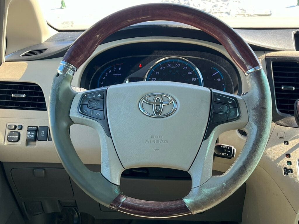 2011 Toyota Sienna XLE - 22755770 - 26