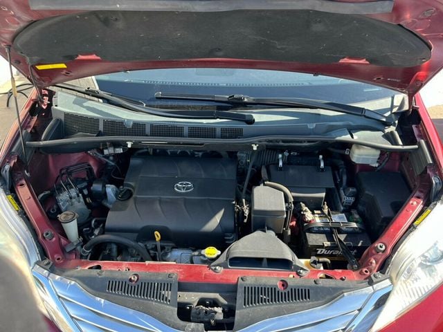 2011 Toyota Sienna XLE - 22755770 - 38