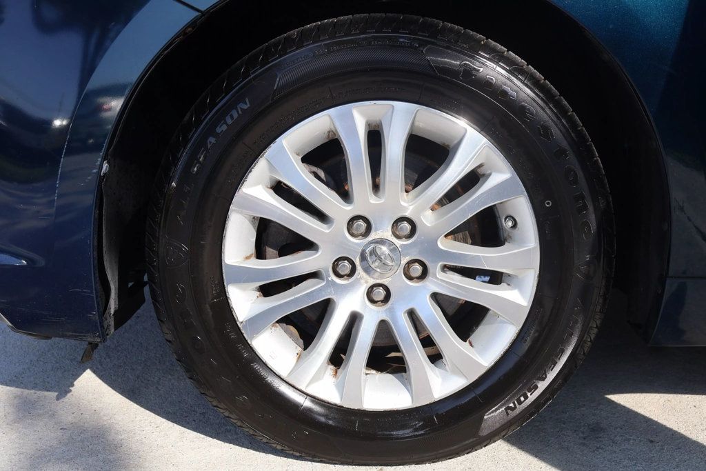 2011 Toyota Sienna XLE photo 10