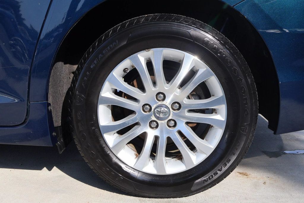 2011 Toyota Sienna XLE photo 11