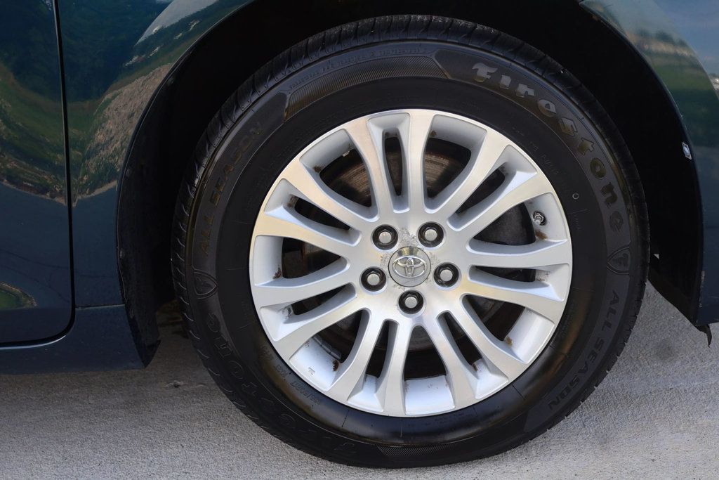 2011 Toyota Sienna XLE photo 13