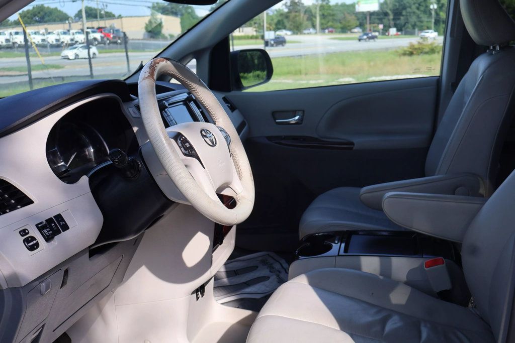 2011 Toyota Sienna XLE photo 14