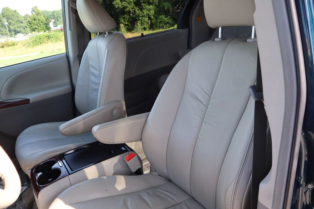 2011 Toyota Sienna XLE photo 15