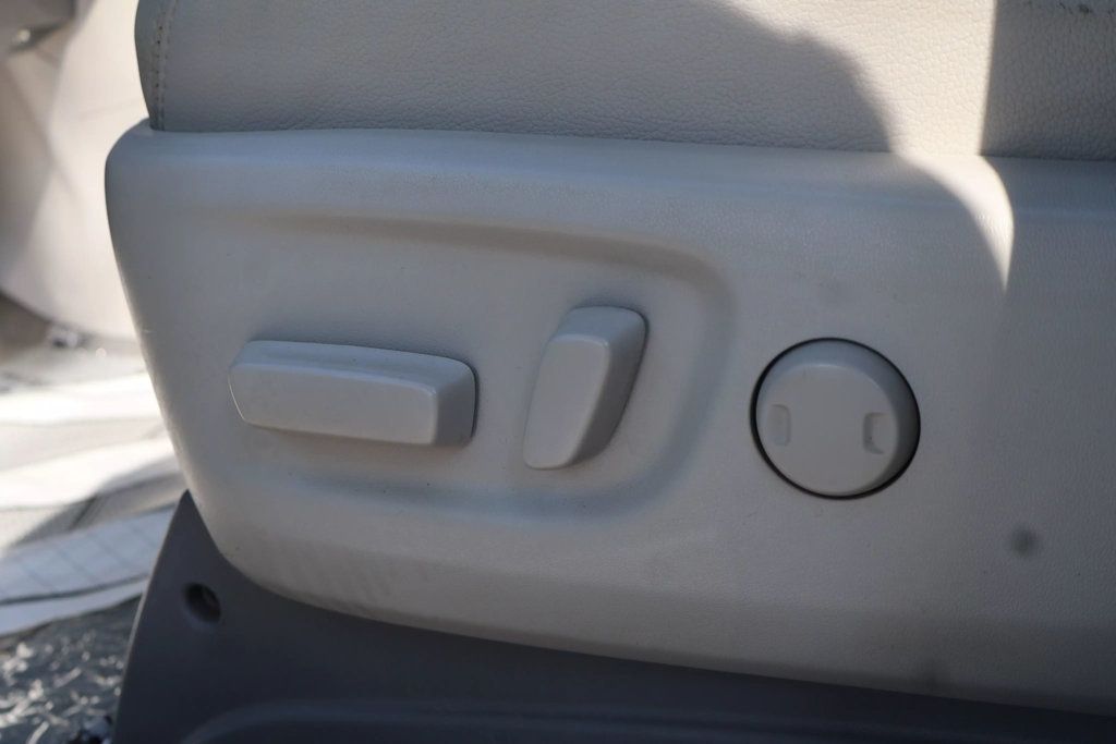 2011 Toyota Sienna XLE photo 16