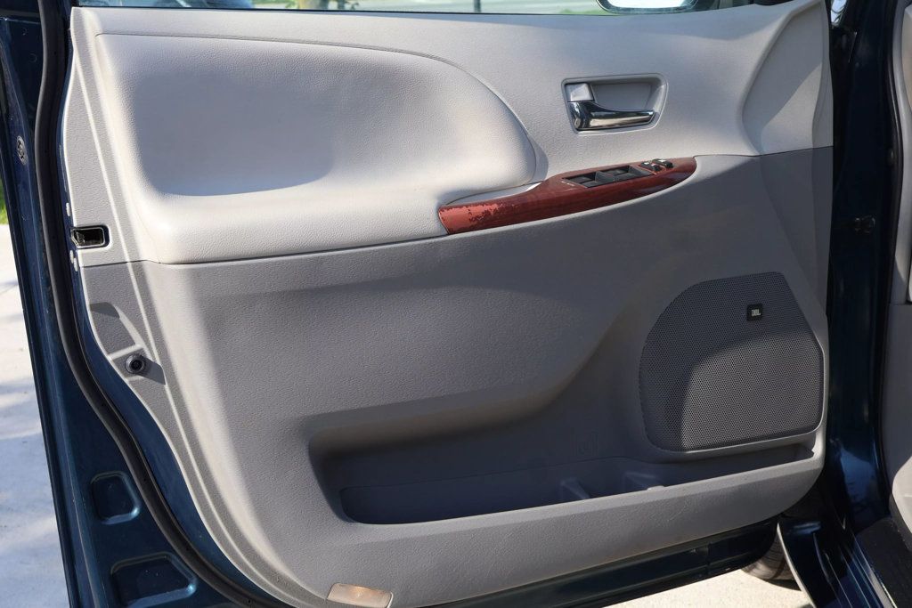 2011 Toyota Sienna XLE photo 17