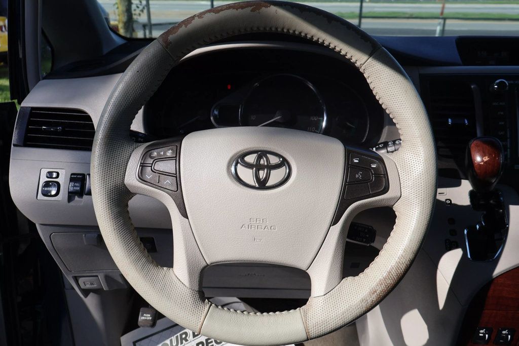 2011 Toyota Sienna XLE photo 19