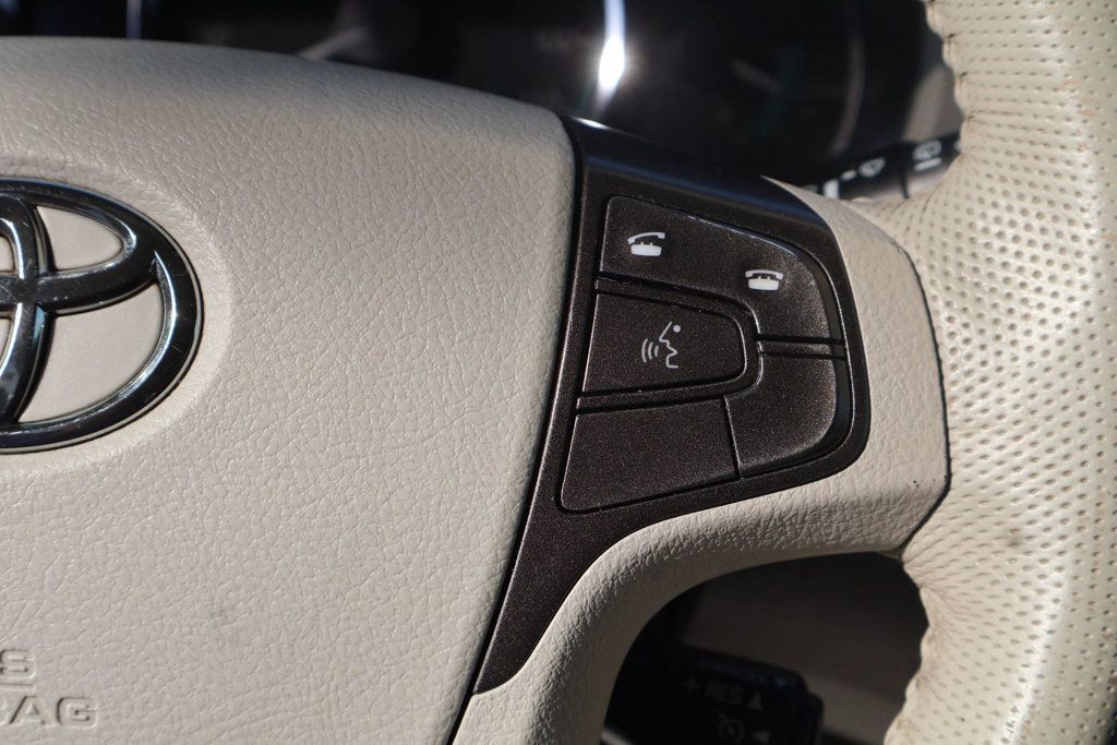 2011 Toyota Sienna XLE photo 20