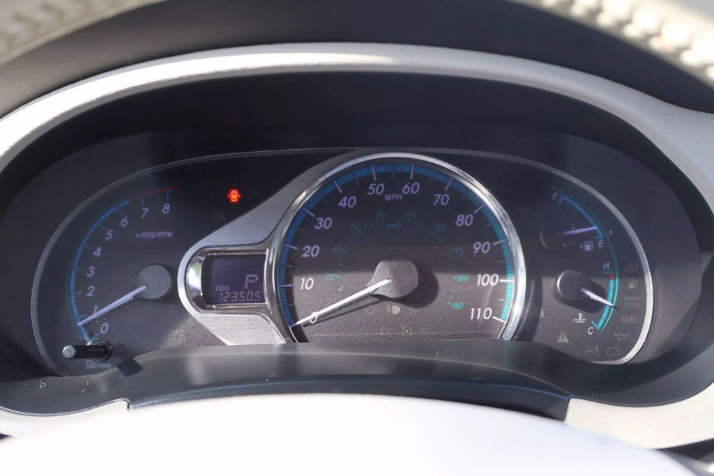 2011 Toyota Sienna XLE photo 21