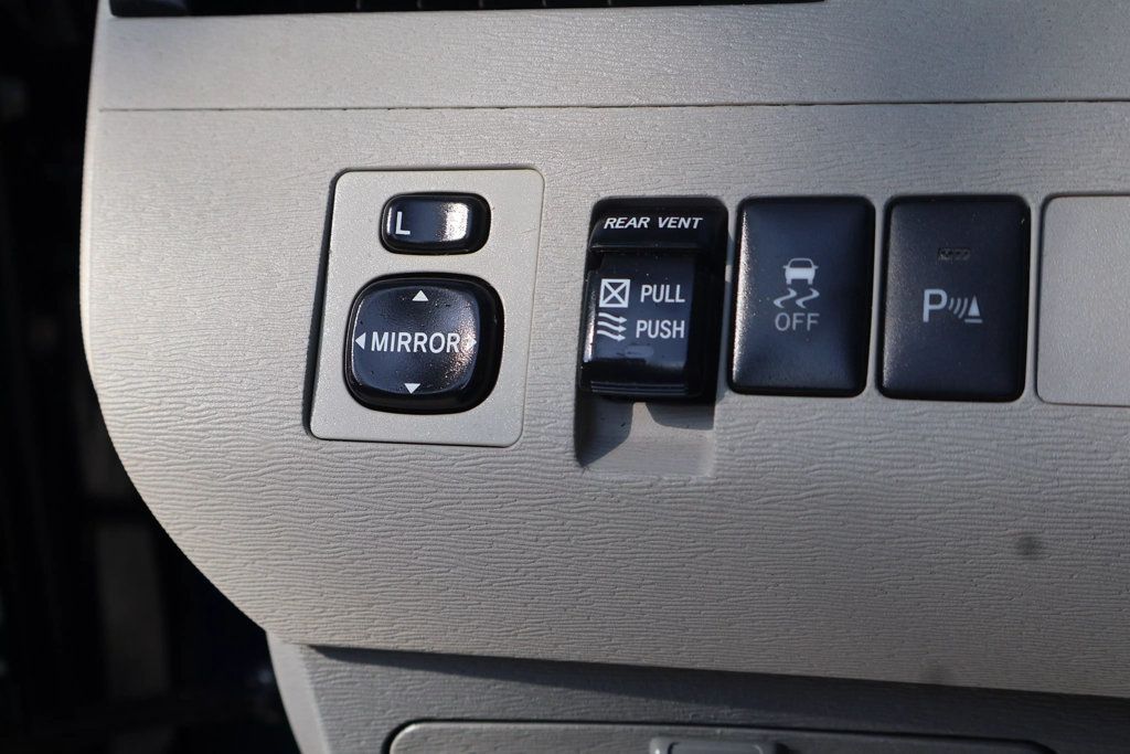 2011 Toyota Sienna XLE photo 22