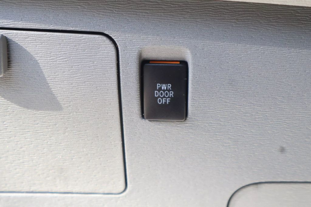 2011 Toyota Sienna XLE photo 23