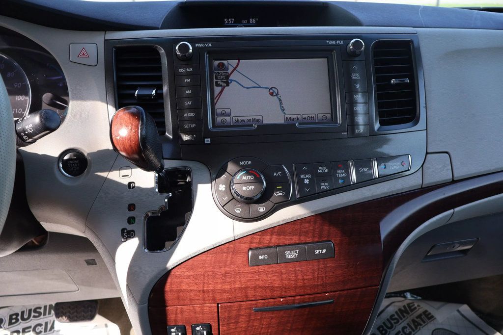 2011 Toyota Sienna XLE photo 24