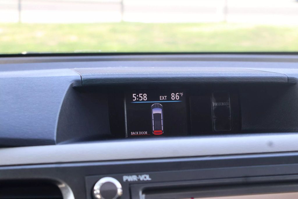 2011 Toyota Sienna XLE photo 25