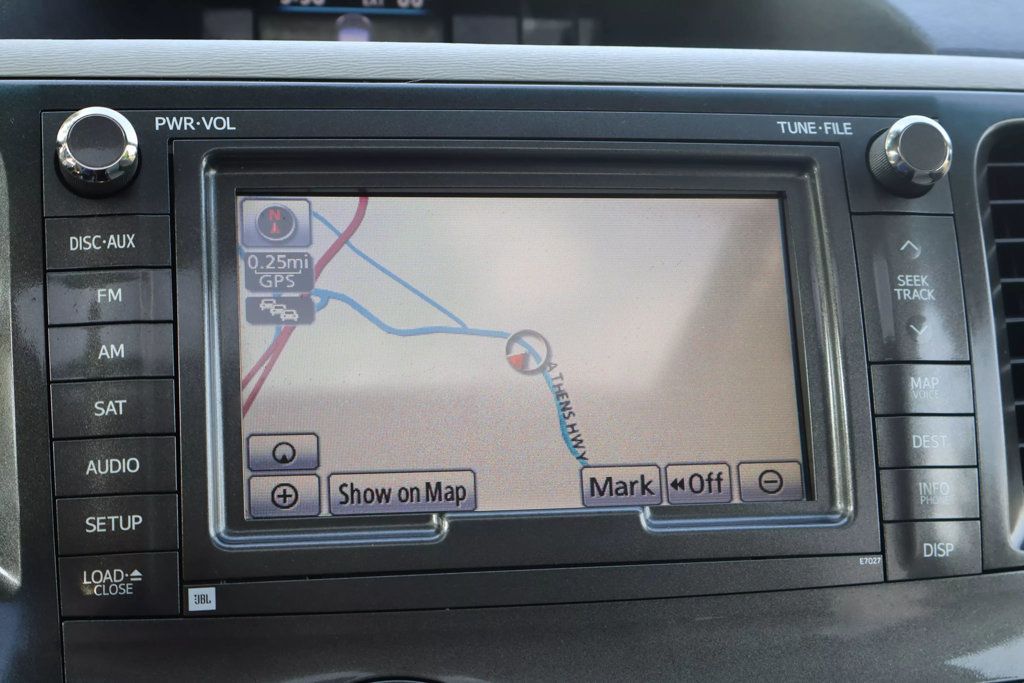 2011 Toyota Sienna XLE photo 26