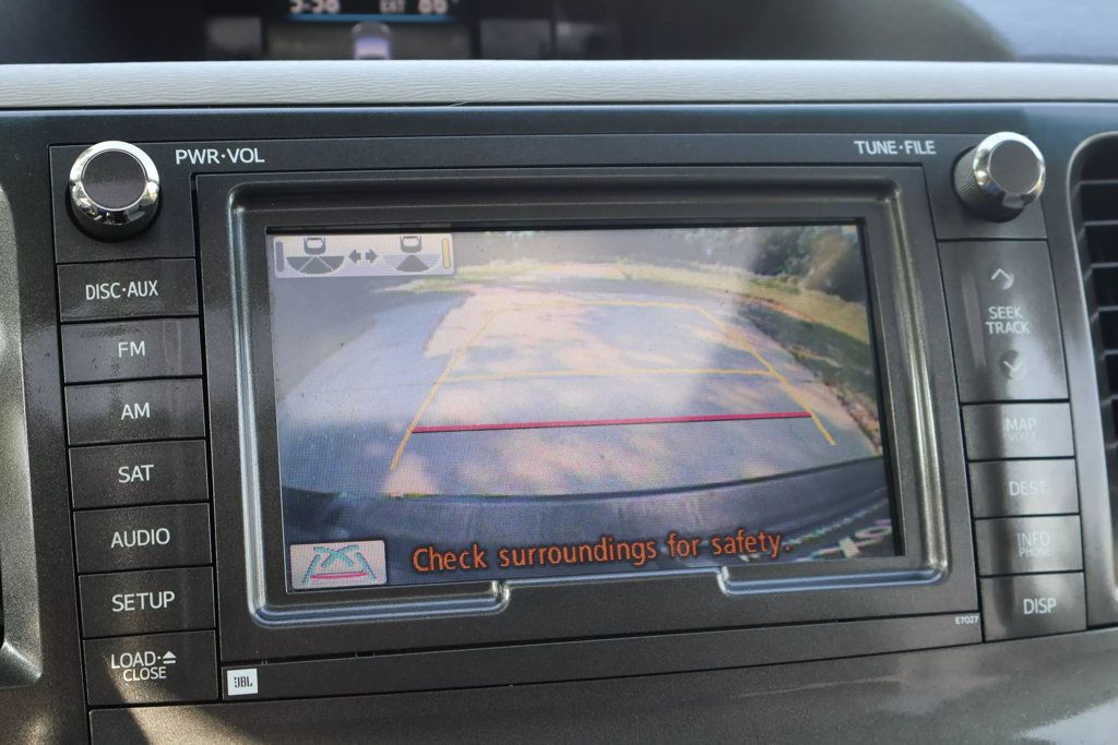2011 Toyota Sienna XLE photo 27