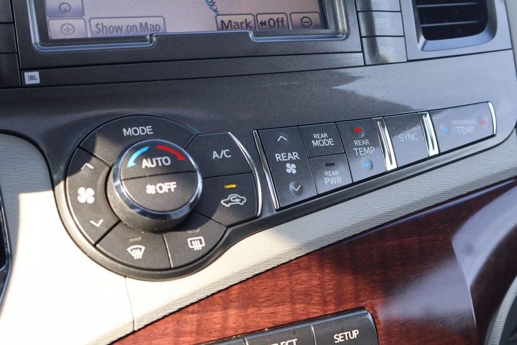 2011 Toyota Sienna XLE photo 28
