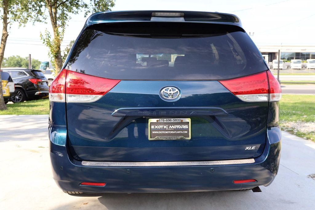2011 Toyota Sienna XLE photo 3