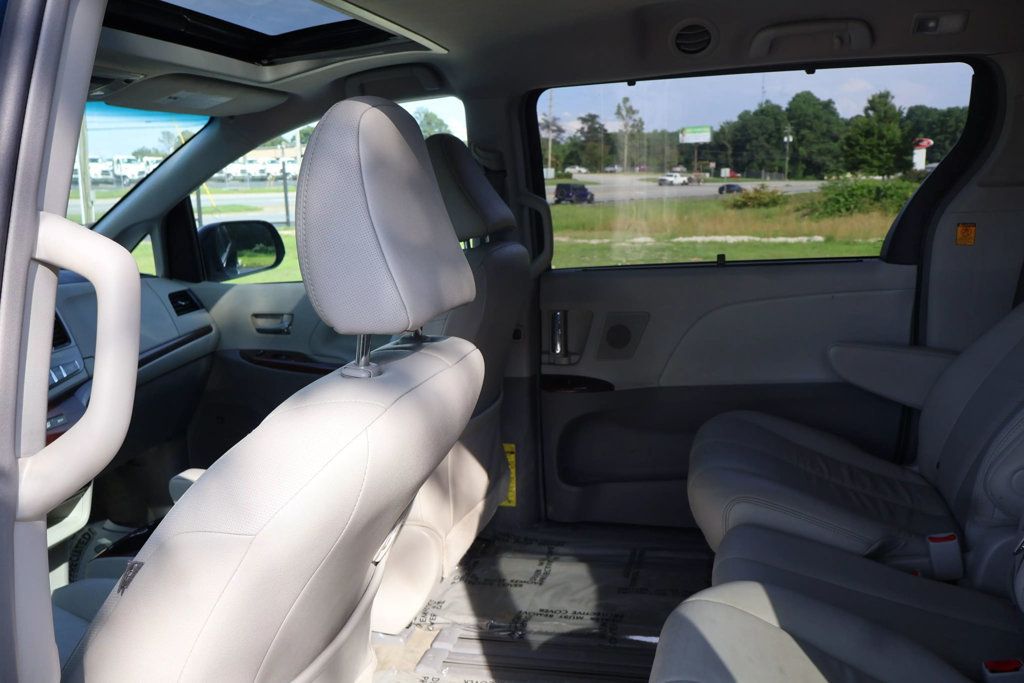 2011 Toyota Sienna XLE photo 29