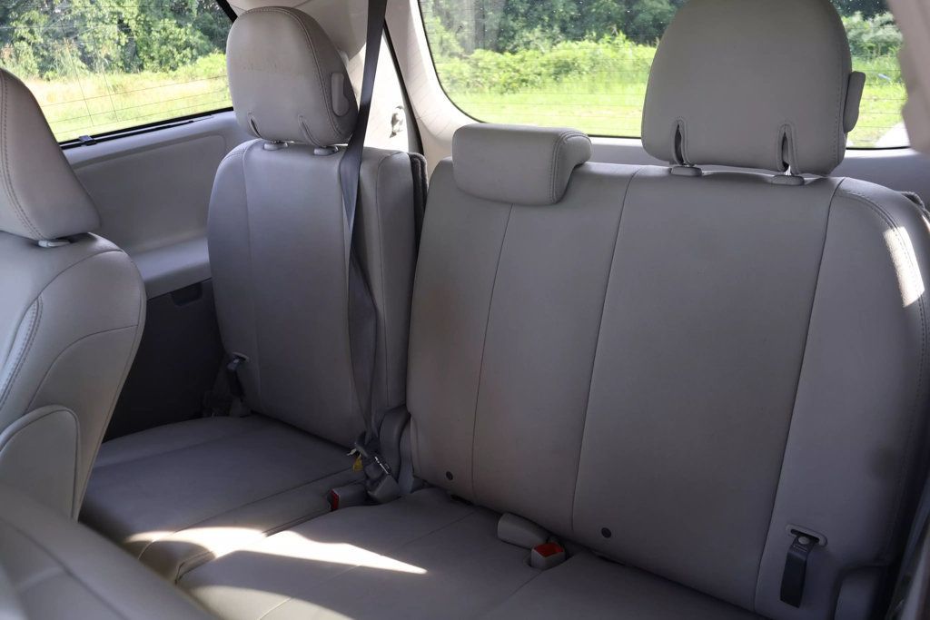 2011 Toyota Sienna XLE photo 31