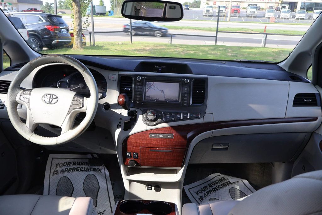 2011 Toyota Sienna XLE photo 32