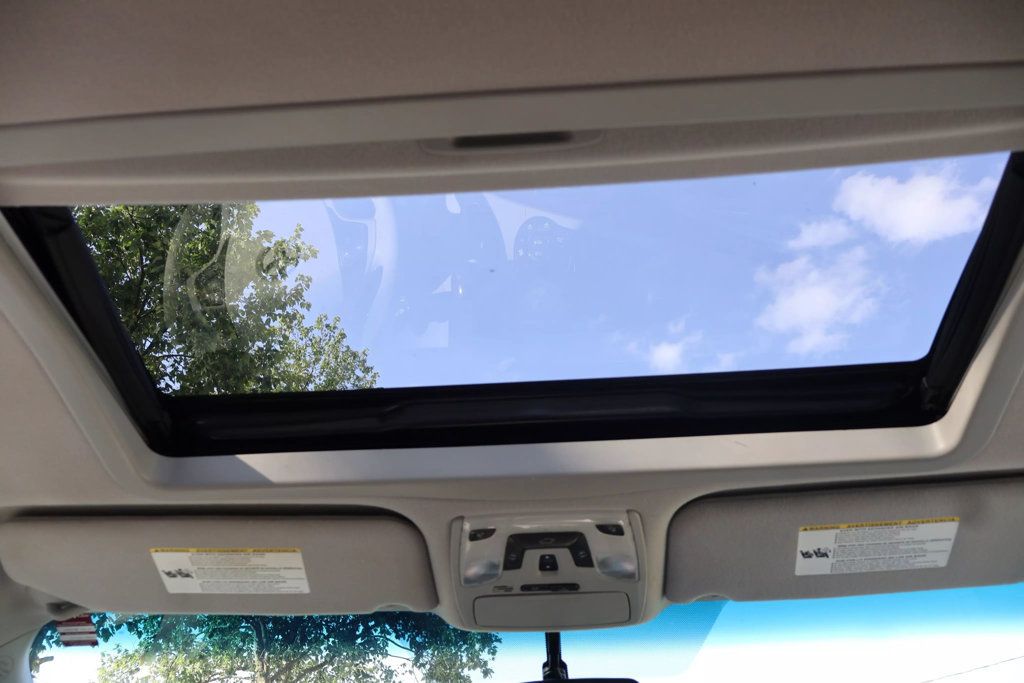 2011 Toyota Sienna XLE photo 33