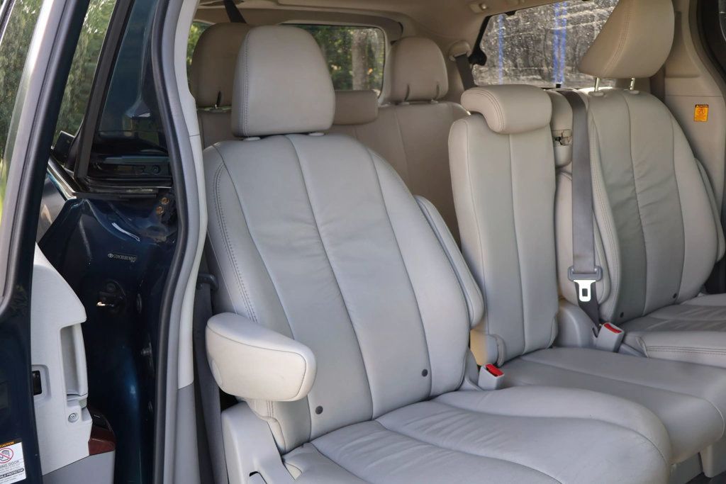 2011 Toyota Sienna XLE photo 34