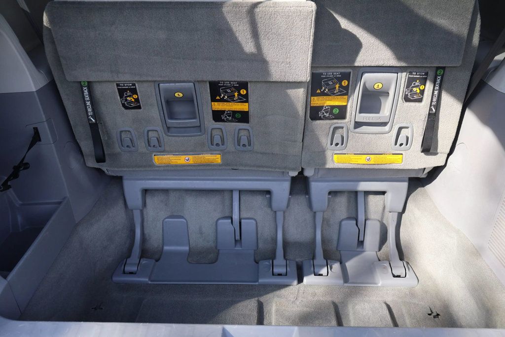 2011 Toyota Sienna XLE photo 35