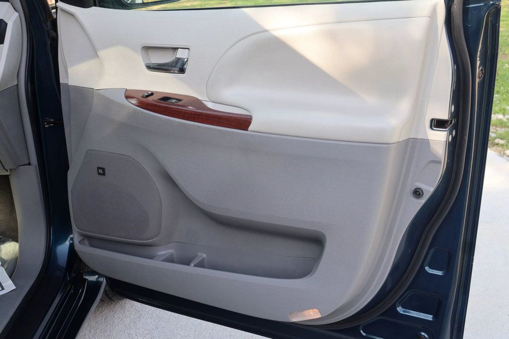 2011 Toyota Sienna XLE photo 37