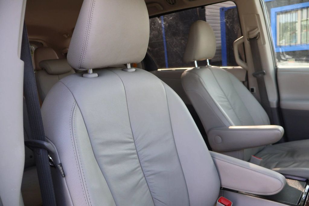 2011 Toyota Sienna XLE photo 38