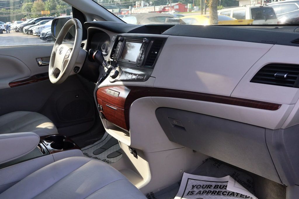 2011 Toyota Sienna XLE photo 39