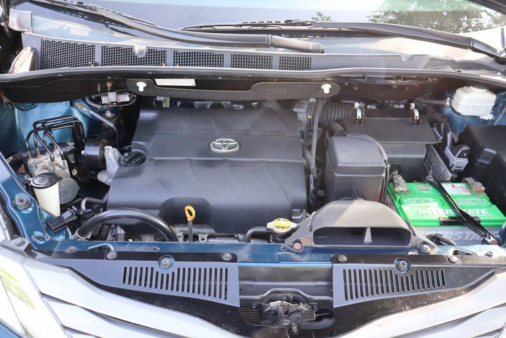 2011 Toyota Sienna XLE photo 40