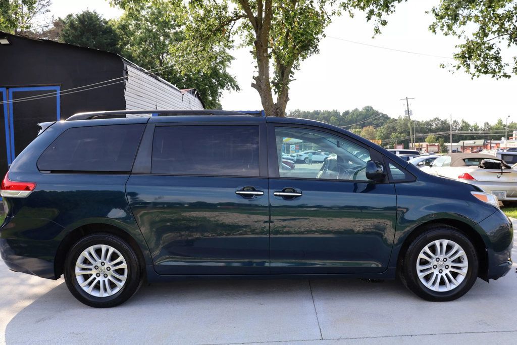 2011 Toyota Sienna XLE photo 5